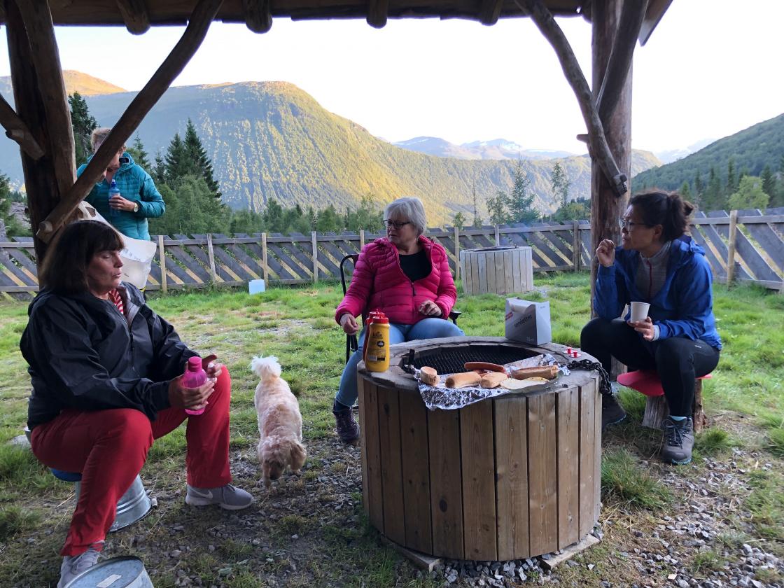 Grillinga er i gang,- gode pølser med tilbehør.