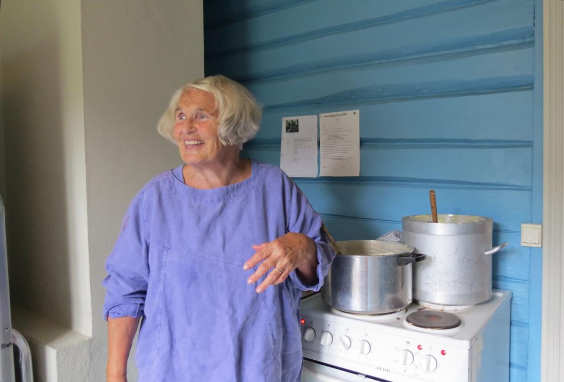 Trivelig på kjøkkenet, men travelt og varmt. Mary-Ann Aasen ved rømmegrøtkjelene.