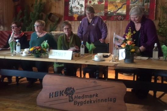 Styret i HBK inntar plassene på sena på Bøndenes Hus