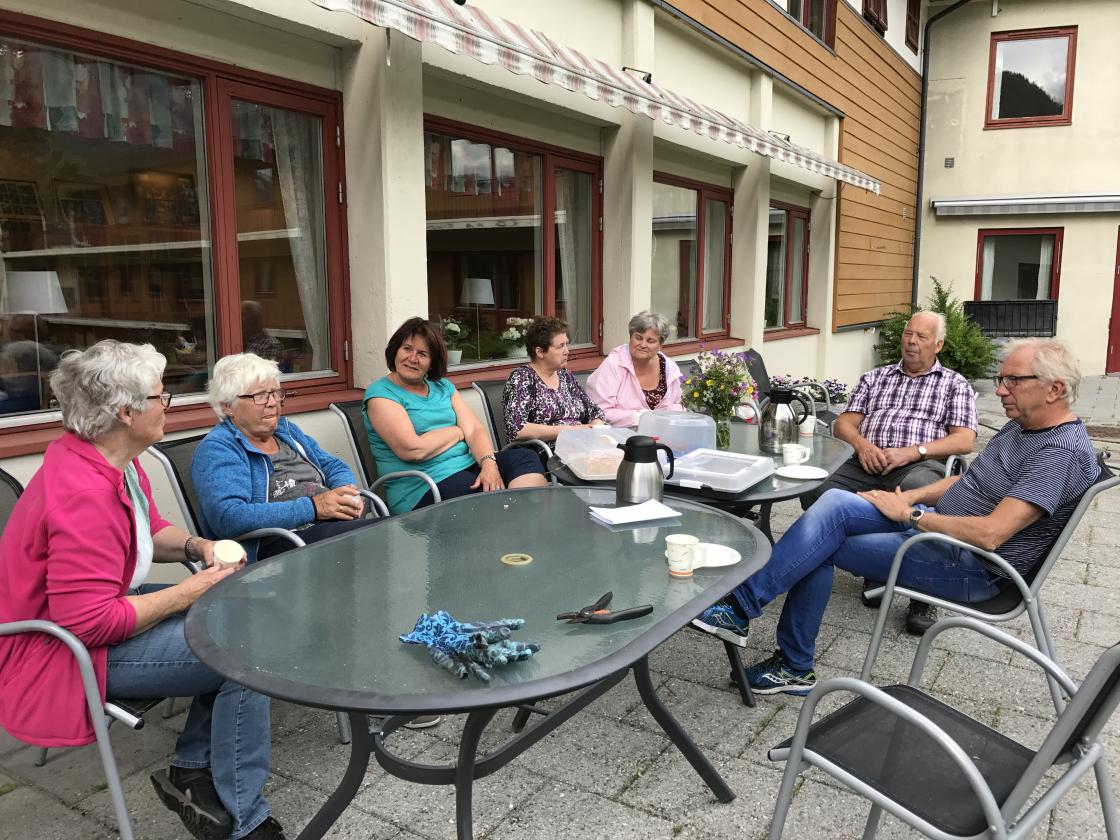 Det smakar godt med ein kaffi og litt prat attpå !