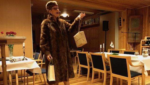 Unni Kaupang alias &amp;quot;fru Iversen&amp;quot; (tidligere leder) i et fyrverkeri av et &amp;quot;foredrag&amp;quot;