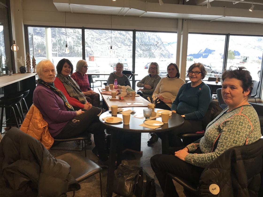 Nokre hadde gått eller køyrt turen til Sylteormen Bakeri, så vi vart 11 samla der.