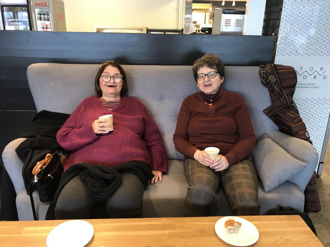 Koronaavstand måtte vi ha, så Eva og Sunneva sat i sofaen!