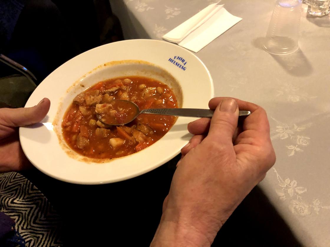 Mette Marie serverte nydeleg kjøtsuppe.