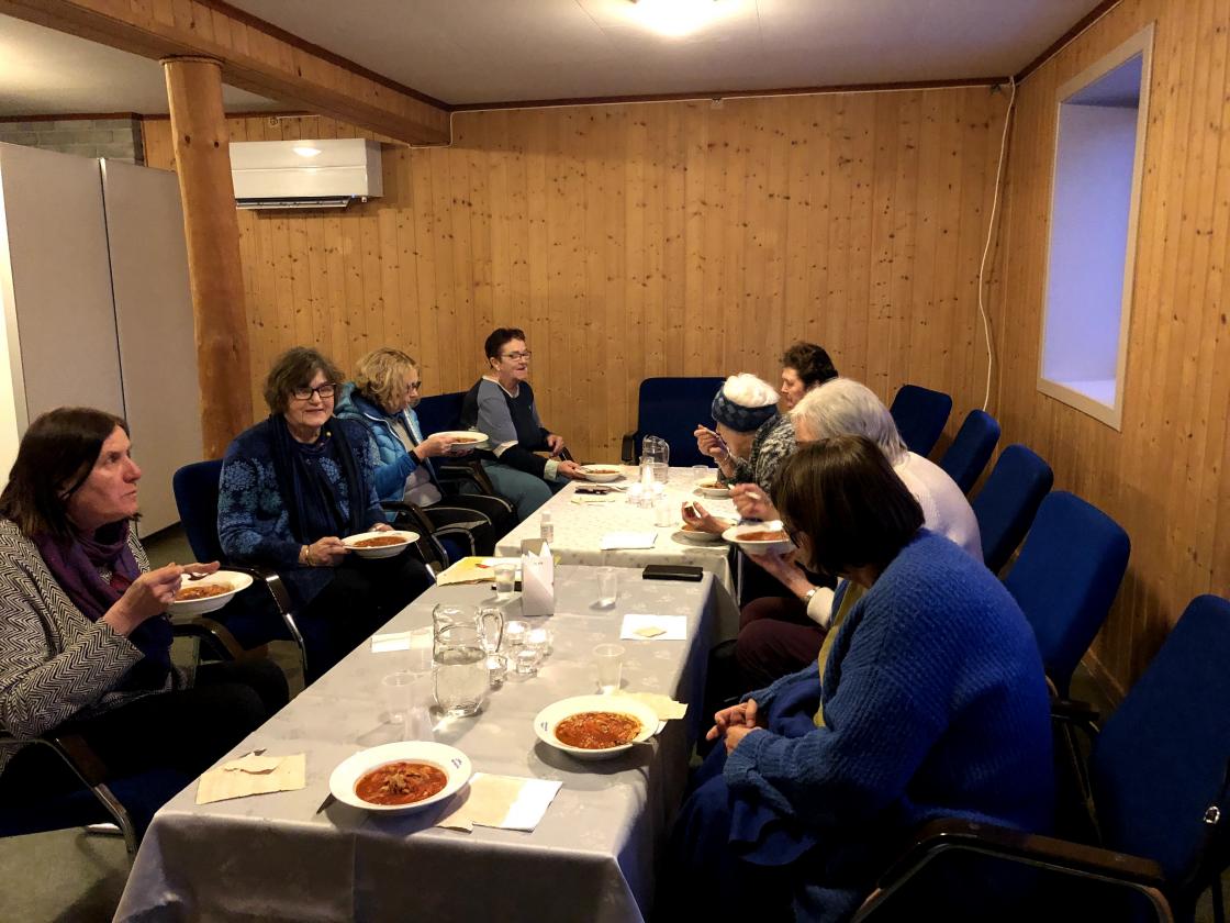 Godt å varme seg på Ungdomshuset.