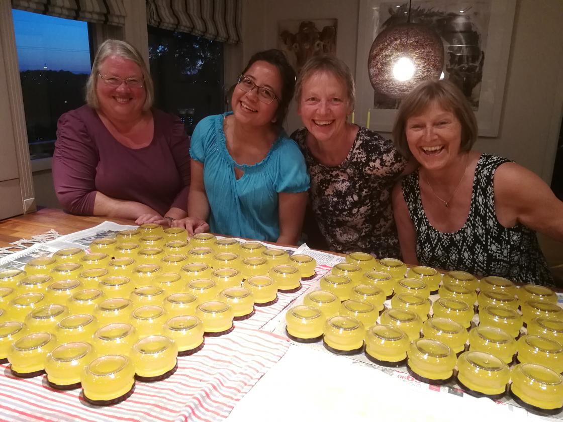 Medlemmene i Frogn Bygdekvinnelag lager løvetanngele på dugnad. Gelen selges på det årlige markedet deres: Friske frodige fantasifulle Frogn. Foto: Frogn Bygdekvinnelag.