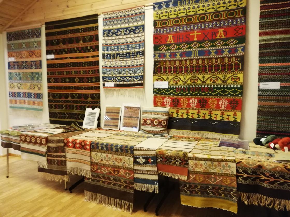 Vakre veggdekorasjoner på Bygdehuset Fjellhall