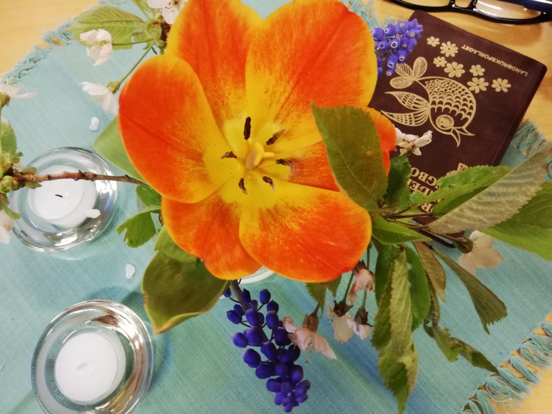 Bjørg Kalager og Anne K Auen hadde dekket bordene vårlig og vakkert