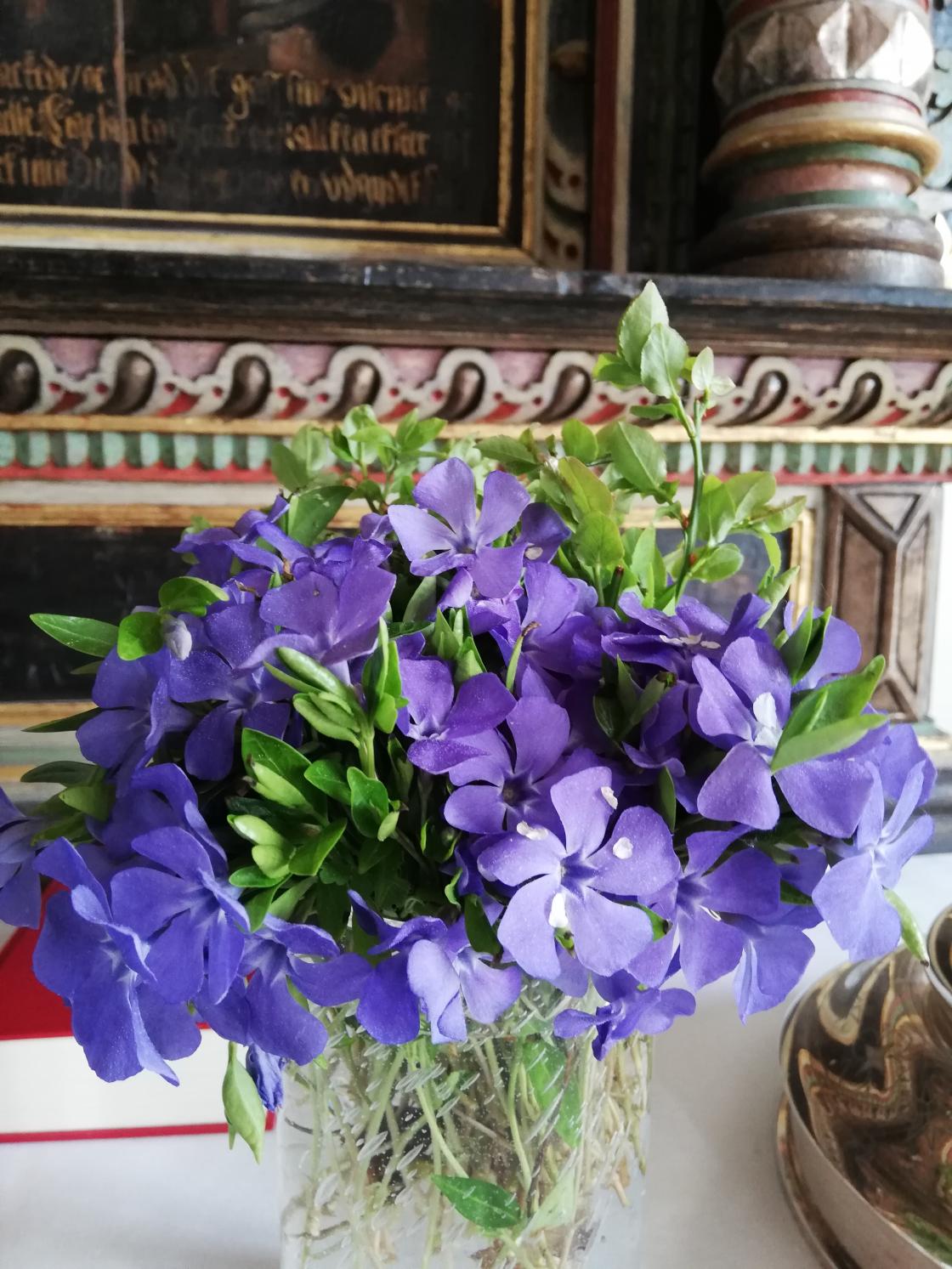 Blomsterpyntet kirke i rødt, hvitt og blått Blomsterpyntet kirke i rødt, hvitt og blått
