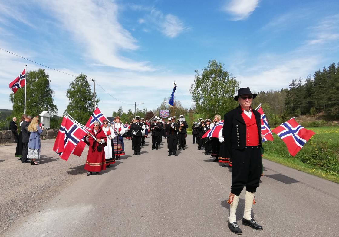 Sæming Rustad i font for toget fra Hillestad kirke til Bygdehuset Fjelhall Sæming Rustad i font for toget fra Hillestad kirke til Bygdehuset Fjelhall