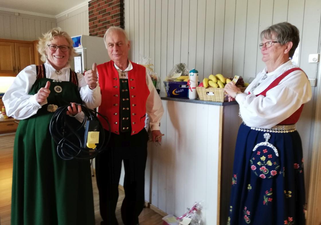 Alf Harlem holdt orden på gevinstene og damene vant! Alf Harlem holdt orden på gevinstene og damene vant!