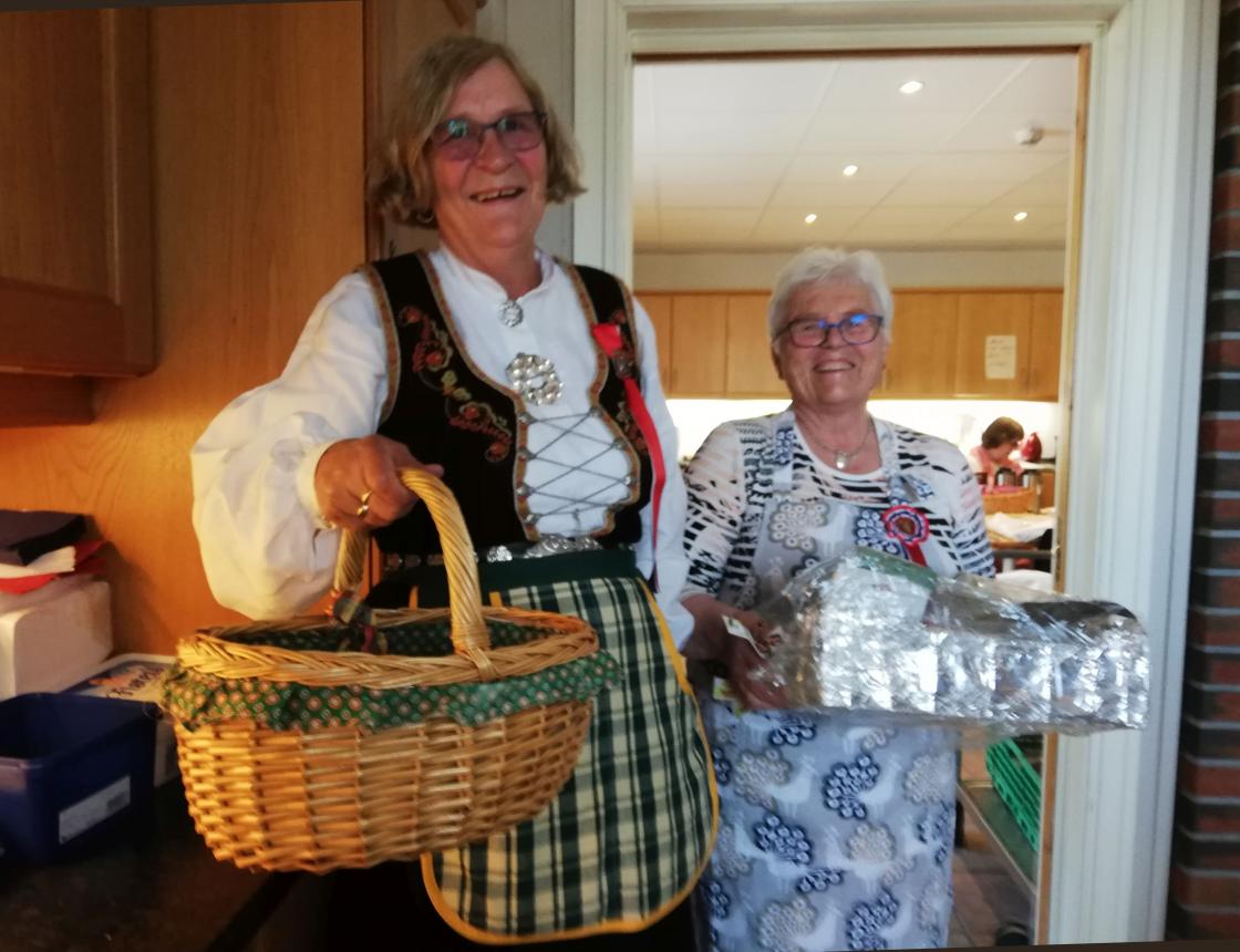 Glad loddselger og vinner! Kristine Monrad og Bjørg Kalager Glad loddselger og vinner! Kristine Monrad og Bjørg Kalager
