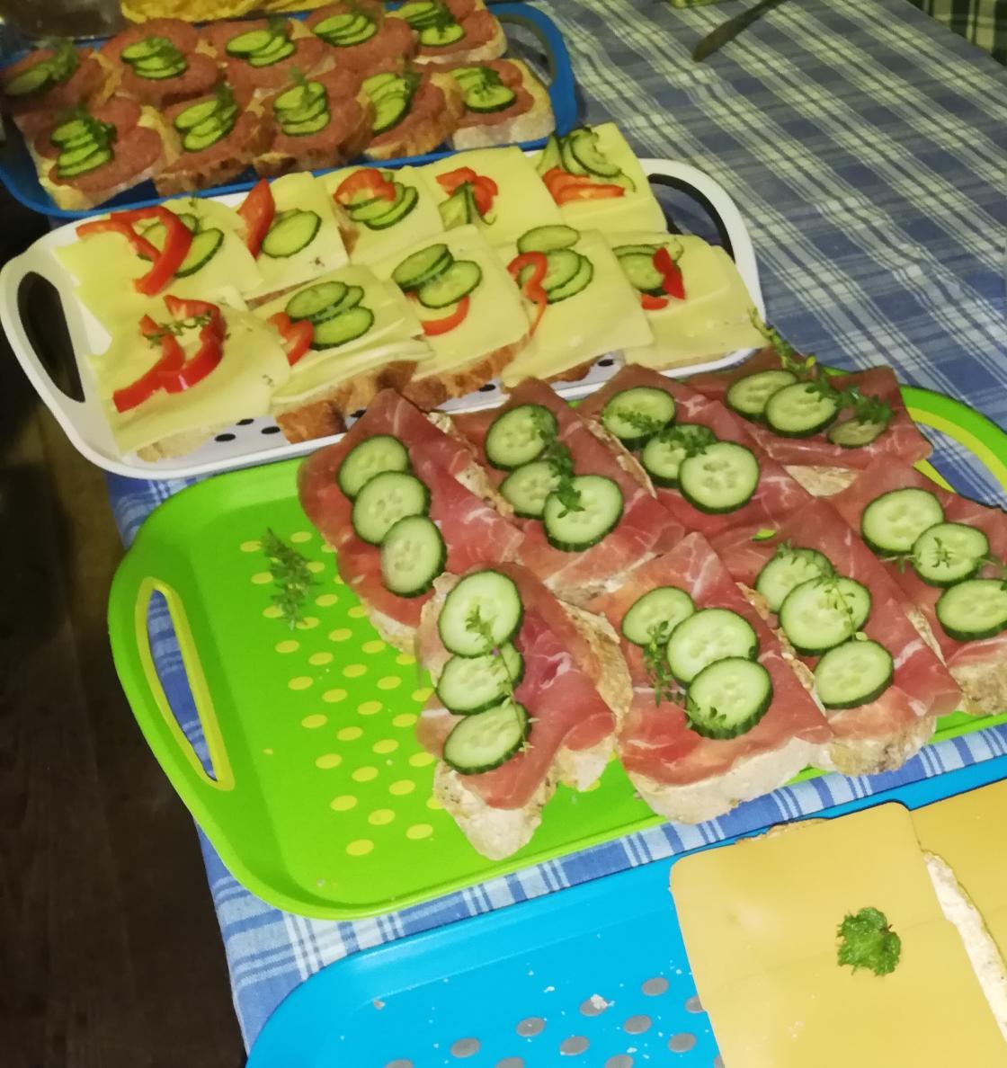 Blings og sveler var tilbudet på Låvekafeen. Populært.