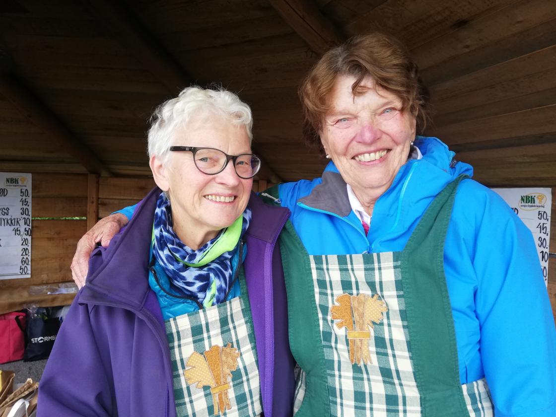 Blide bygdekvinner i Bakahuken: Turid Næss og Kari Øverland