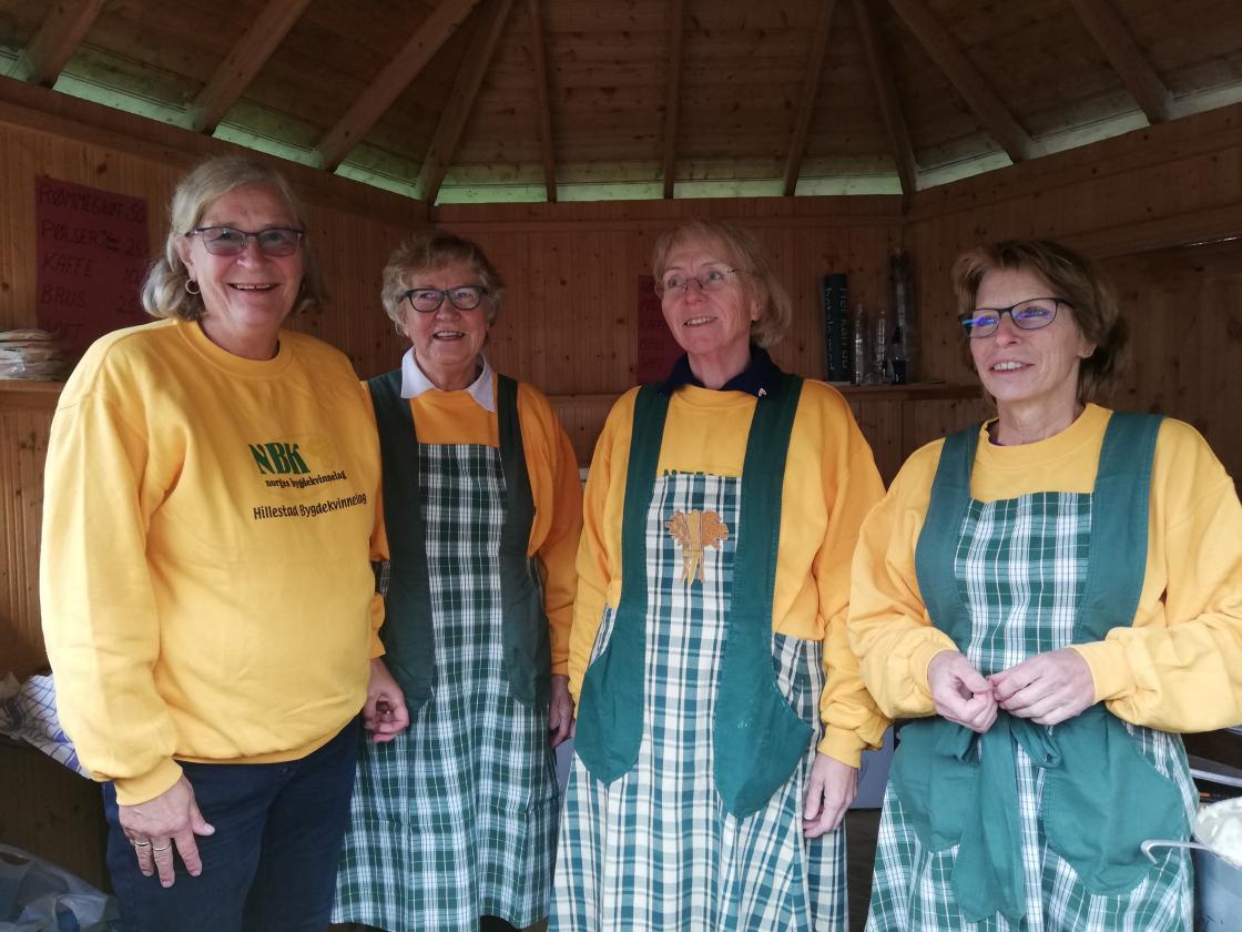 I paviljongen var det varmmat å få kjøpt. Det sørget Kristine Monrad, Astrid Tronrud, Hilde Øvsthus og Anne K Auen for