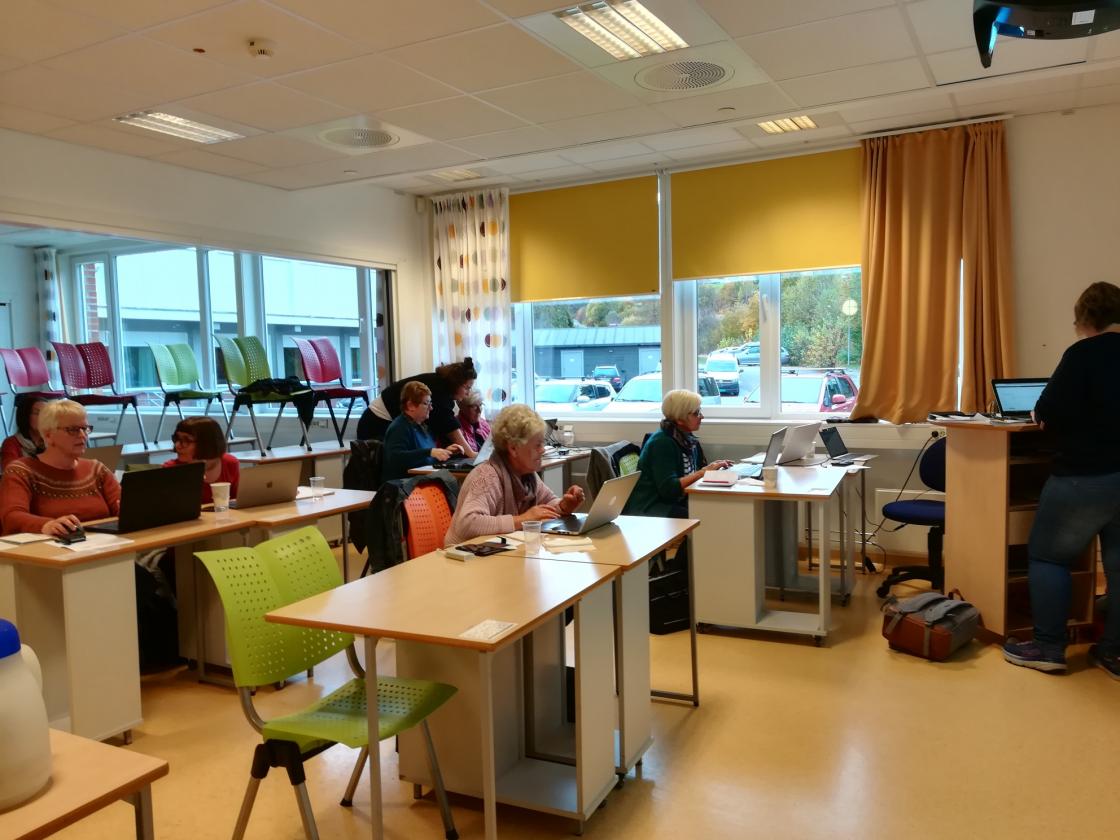 Else og Astrid skal bli ekspertar! Foto: Omvikdalen Bygdekvinnelag