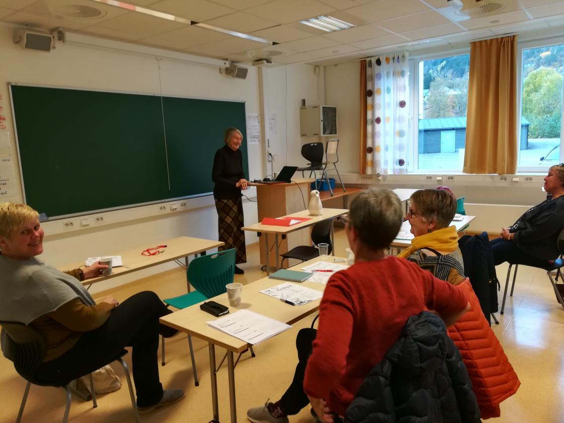 Grethe held kurs i organisasjonsarbeid. Foto: Omvikdalen Bygdekvinnelag