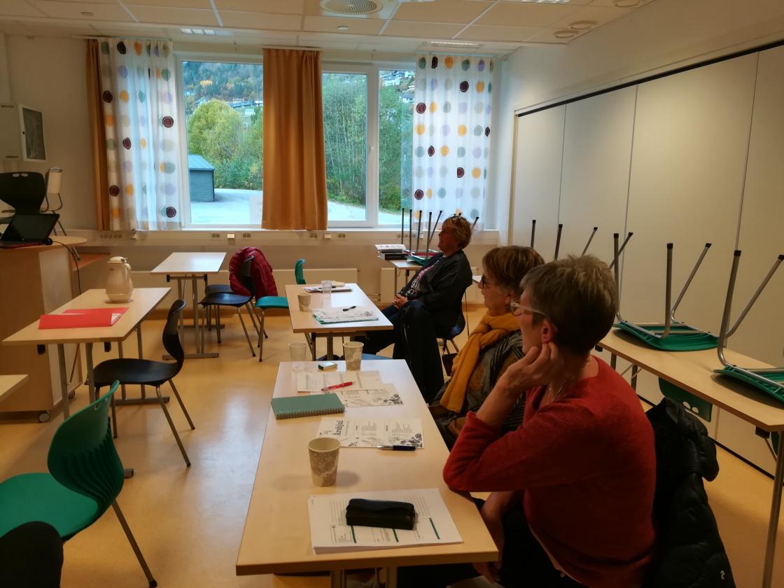 Astrid og Esther deltar på organisasjonskurset. Foto Omvikdalen Bygdekvinnelag