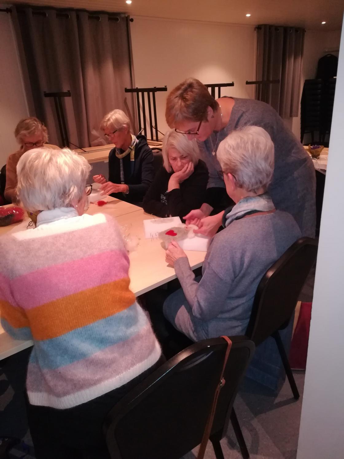 Hilde forklarar for konsentrerte deltakarar. Foto IS