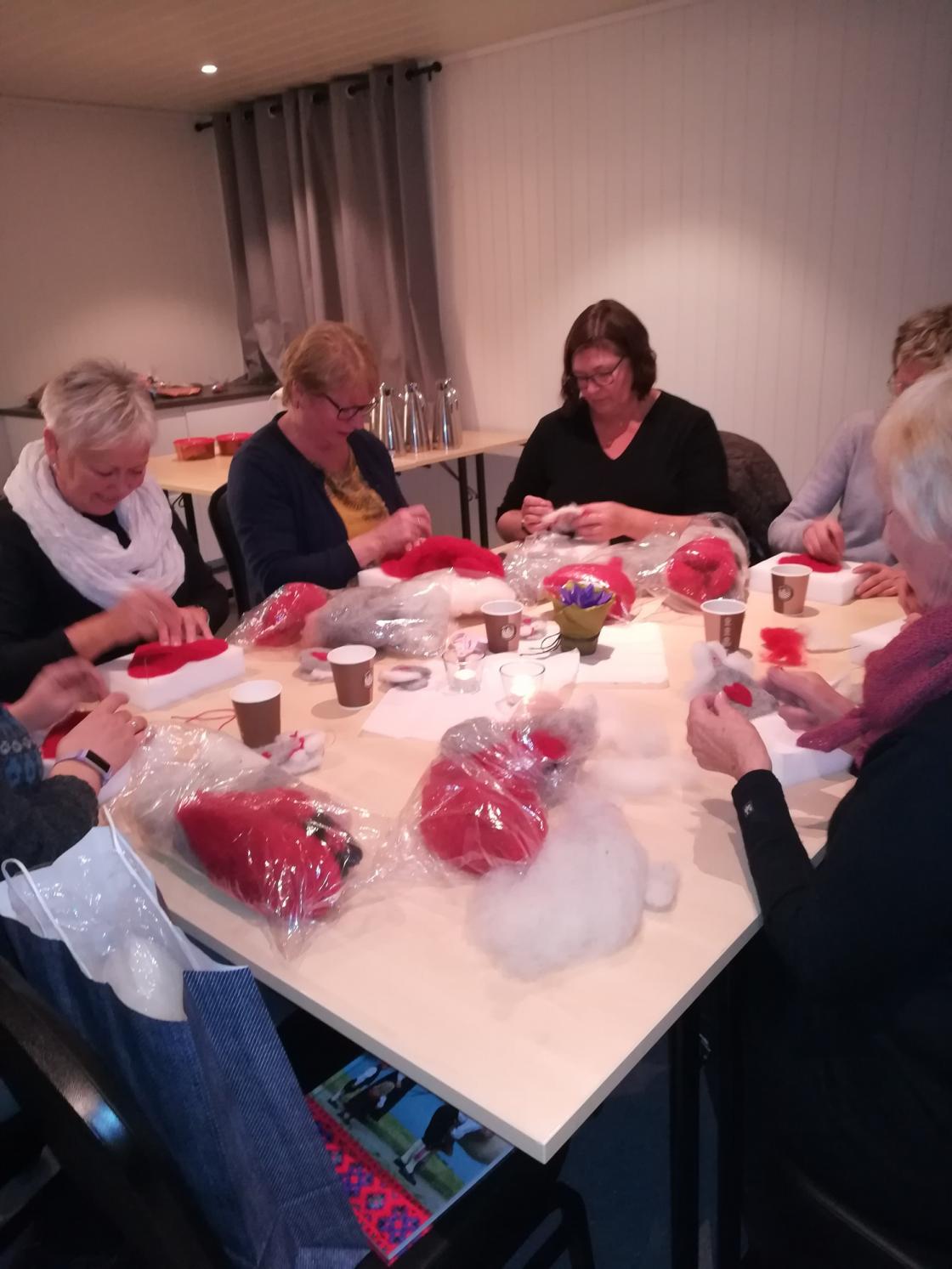 Produksjonen i full gang! Kaffi høyrer med! Foto IS