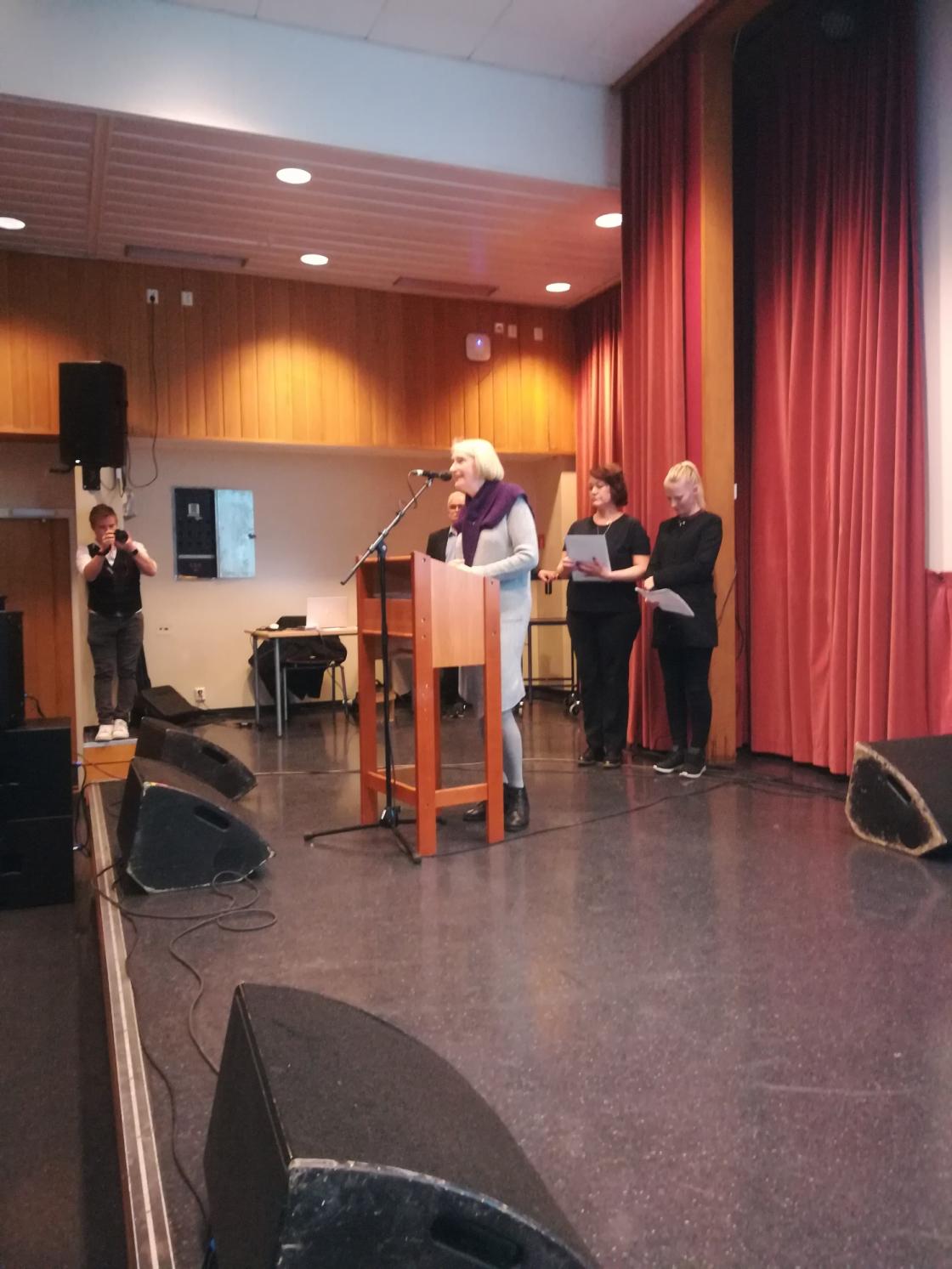 Grethe takka for begge tildelingane, og fortalte kva dei to gåvene skal brukast til. Foto Ingunn Sandvik