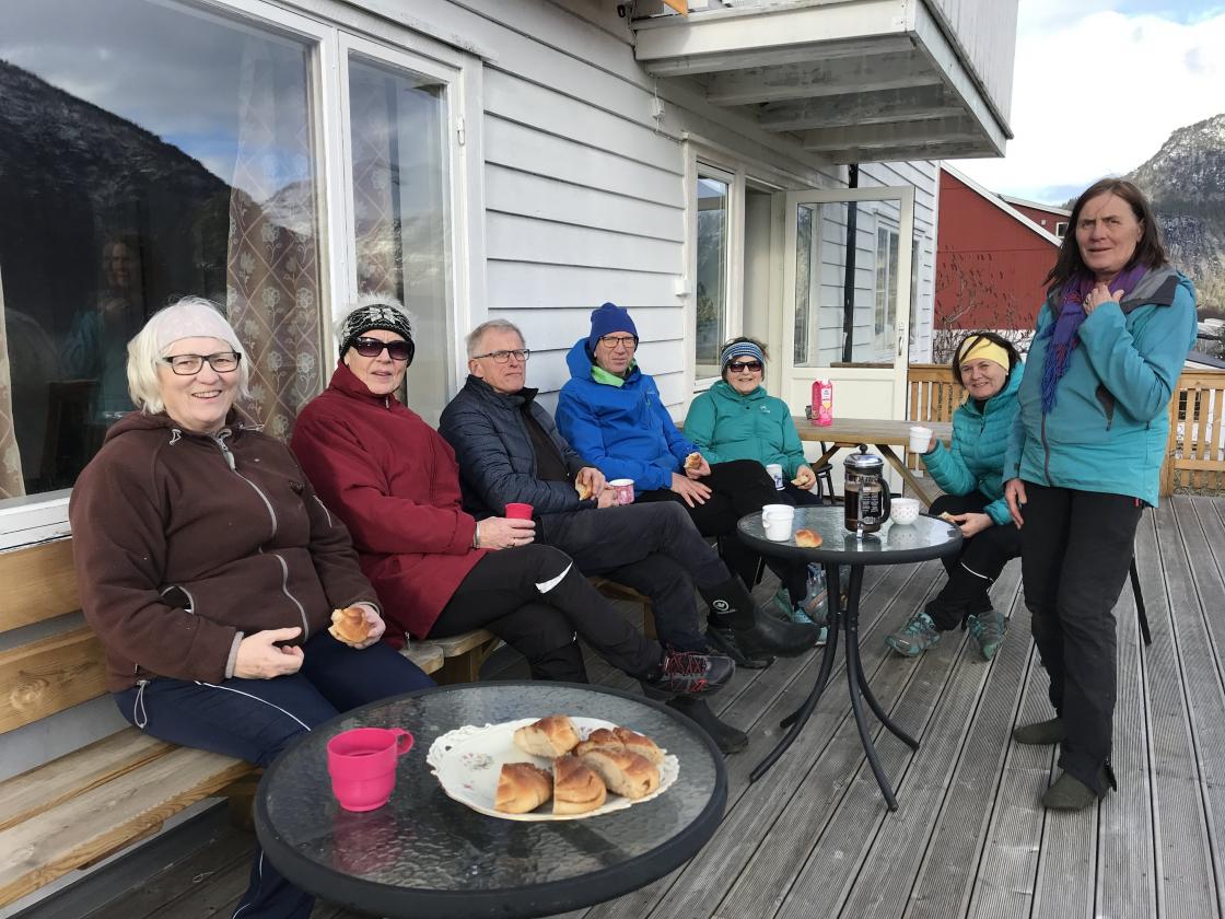 Kurset vart avslutta på verandaen med kaffi og kanelsnurrar. Supert!