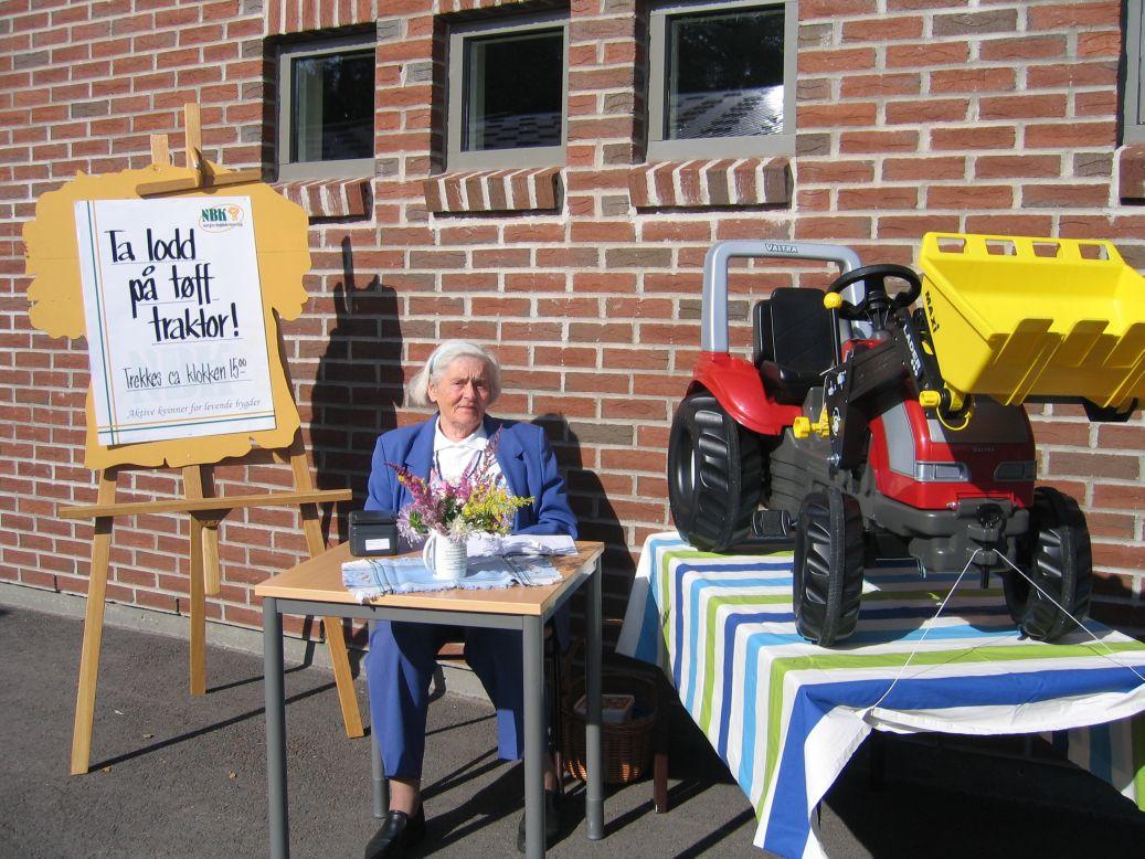 Og Synnøve Hegg selger lodd på en gedigen rød traktor