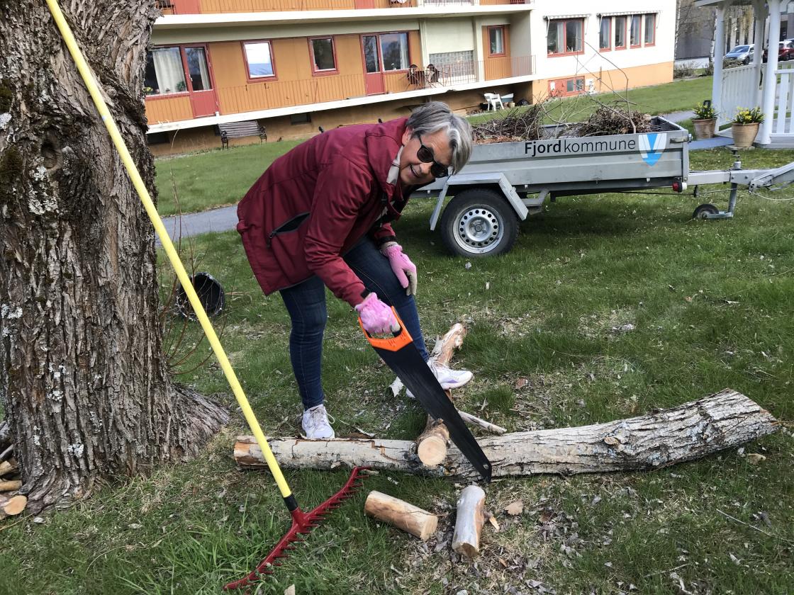 Kjellaug tok med sag og laga ved til bålpanna.
