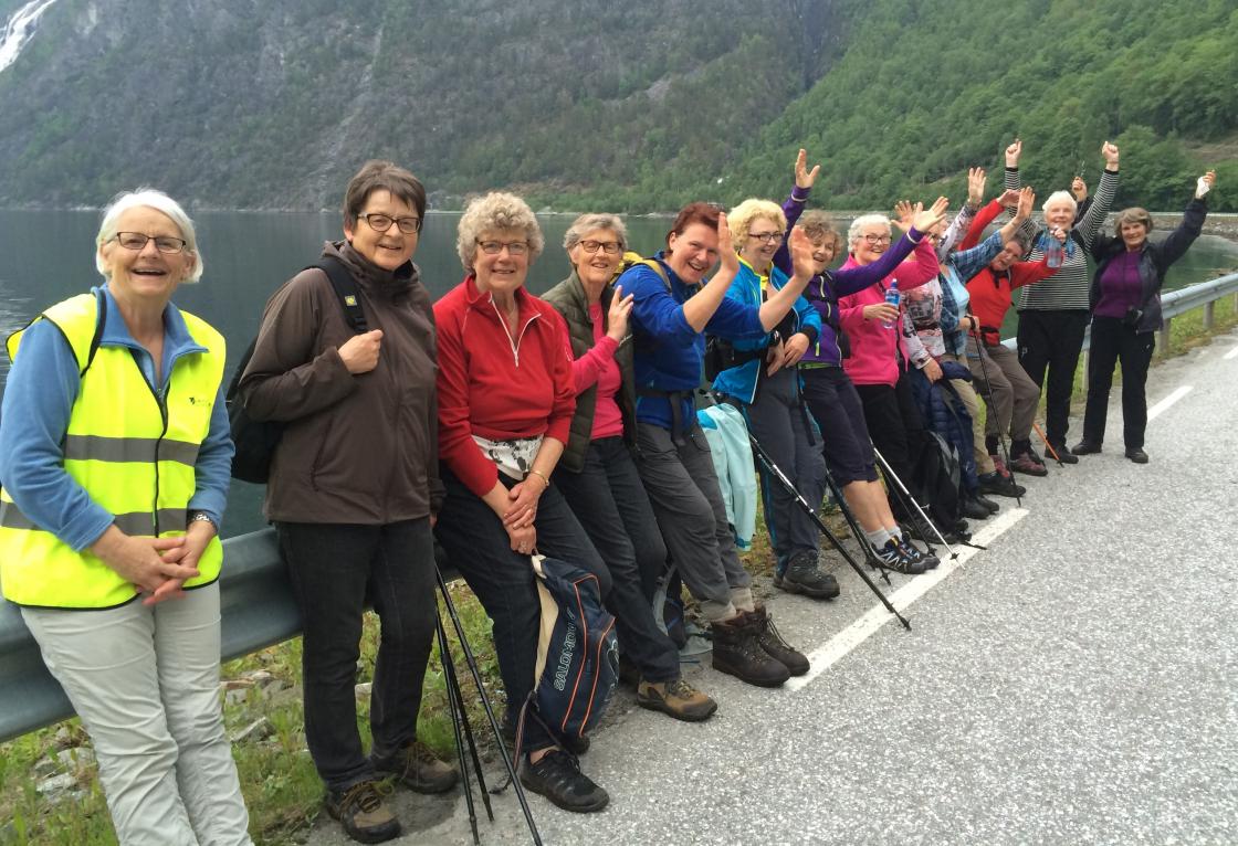 14 spreke damer på tur til Skjegghammaren. Tøff tur , bratt og mykje mygg !