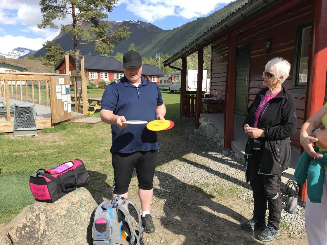 Kursleiar Richard Moen med diskar i ulik farge og form.