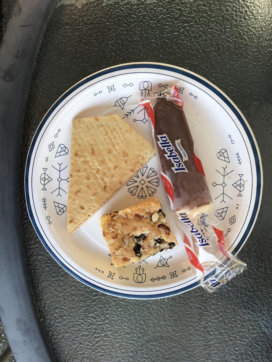 Kaldt vatn og is spanderte VTS. Kaker frå Ellinor og Kjellaug.