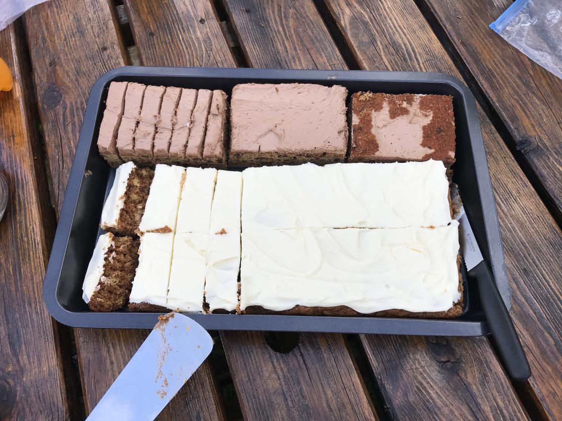 Mette Marie kokte skikkeleg seterkaffi og hadde nydeleg rabarbra- og banankake!  Vi måtte ha fleire stykke,- kjempegodt!