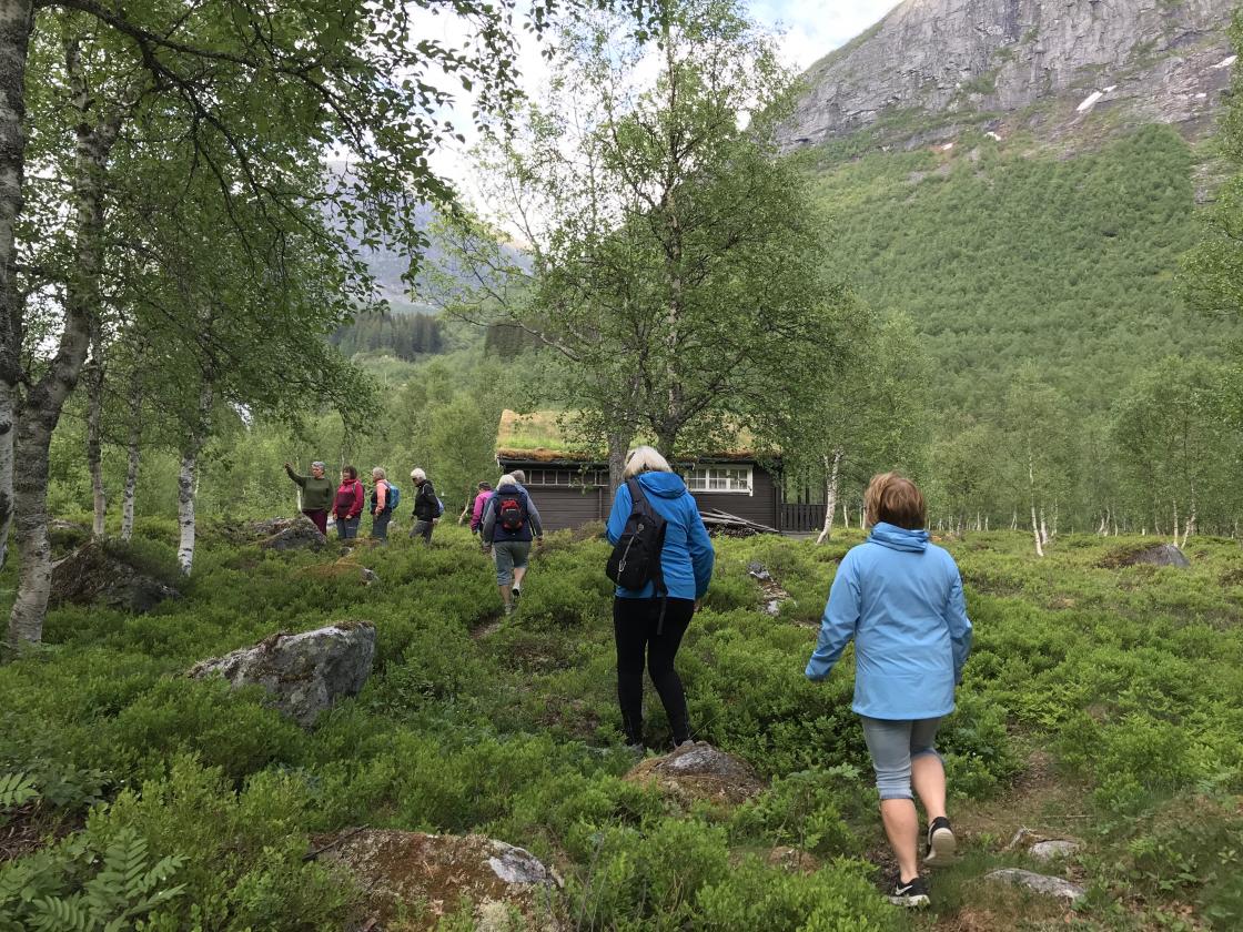 Mette Marie hadde omvisning og fortalde om dei ulike sela som var der.
