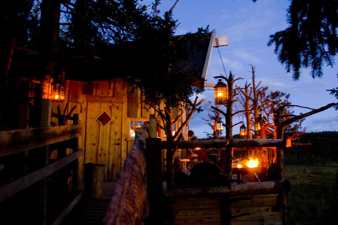 Koselig med levende lys. Foto: tretopphytter.no