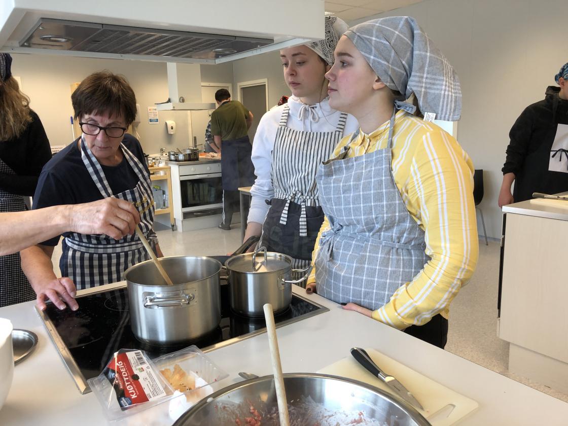 Konsentrert om kjøttkakesausen