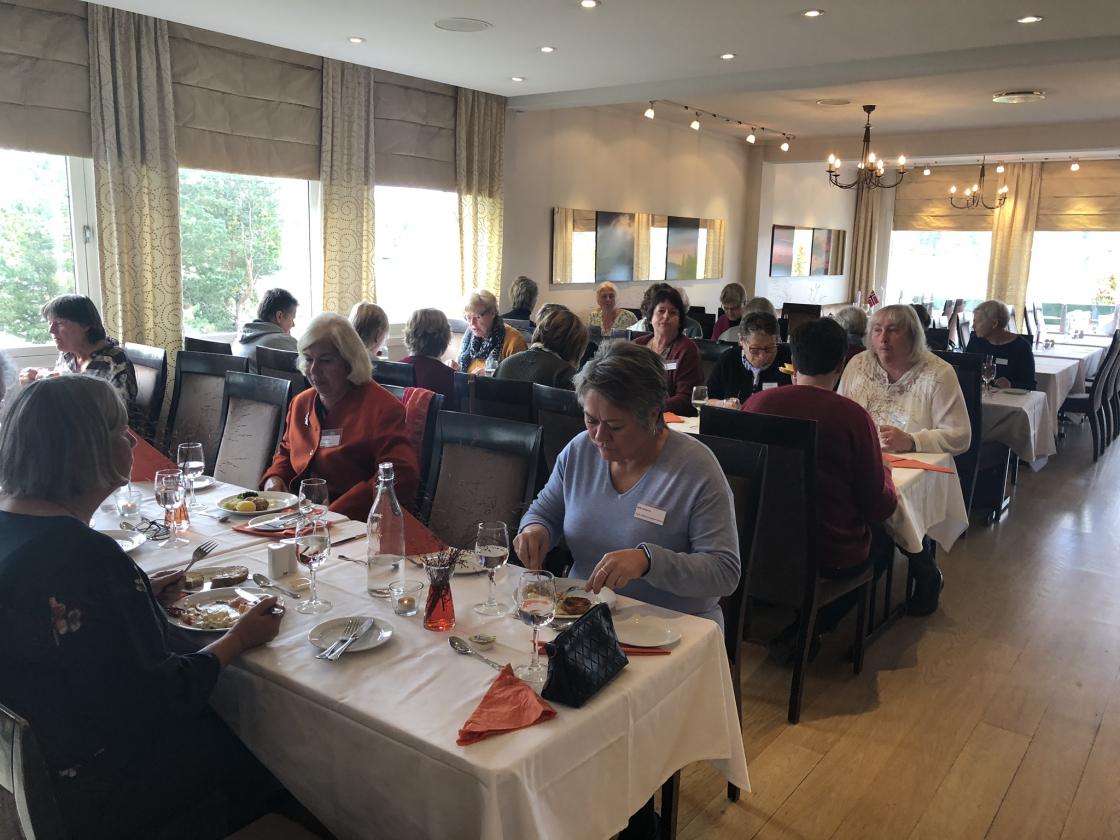 Og praten fortsatte rundt bordet