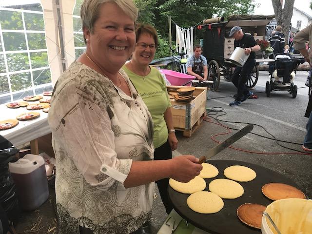 Glade bygdekvinner stekte sveler
