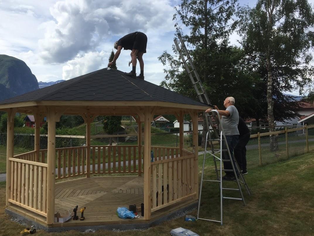 Taket var det vanskelegaste, men Einar klatra og dei andre puffa!