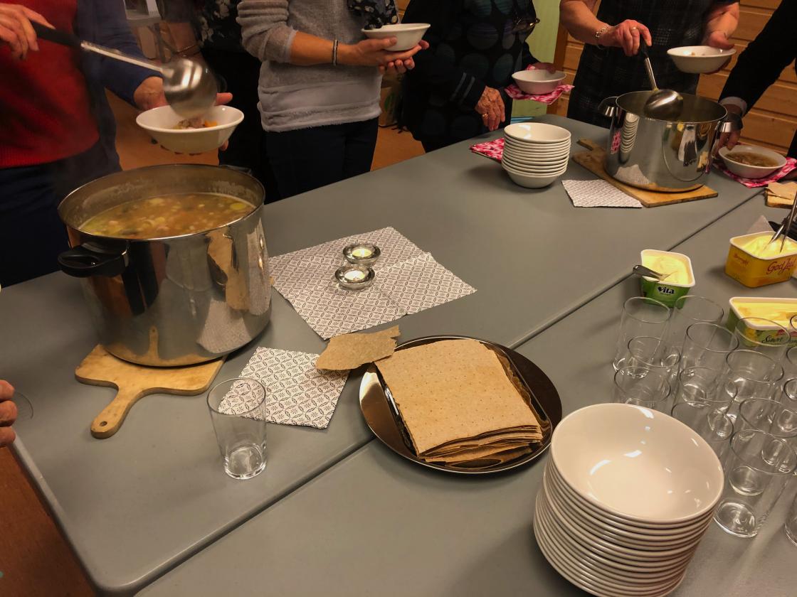 Velsmakende kjøttsuppe m/ loff.