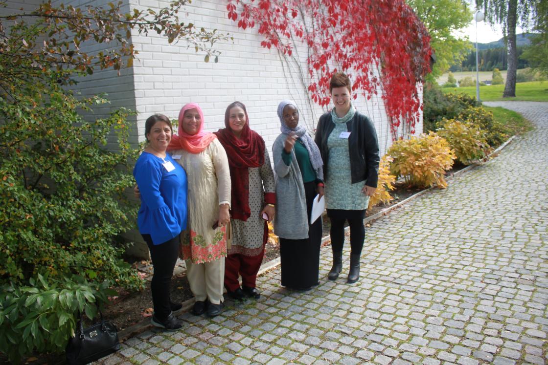 Fra venstre: Fereshteh Golparvar fra Kurdish Womens rights, Kubra Ifzal og Zahoor Kiyaani  fra Rabea Kvinneforening, Amal Mohamed fra Somalisk Kvinneforening og Elin Vittersø fra Vestfold Bygdekvinnelag. Foto: Ingrid Lamark