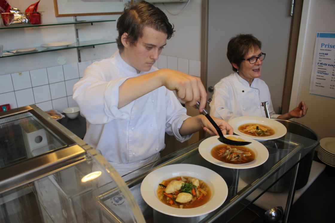 Under seminaret ble det servert grønnsakssuppe med klot. Denne oppskriften ble sendt inn av Eidsvoll Bygdekvinnelag til tradisjonsmatjakten i 2017, se norsktradisjonsmat.no. Suppen ble laget og servert av Nannestad videregående skole. Fra venstre: Elev Olai Solberg Mossing og faglærer Unni Weng. Foto: Cesilie Aurbakken
