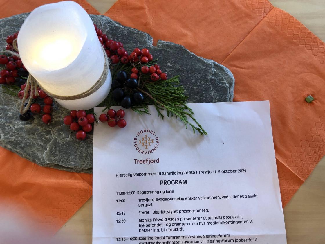 Fint pynta med haustfargar.