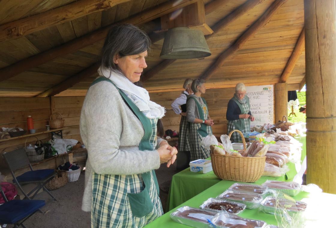 Inger Johanne Gran sørger for at hjemmebaksten får bein å gå på. Bak Ingeborg Sølverud, Astrid Nåtedal Holmen og Turid Næss