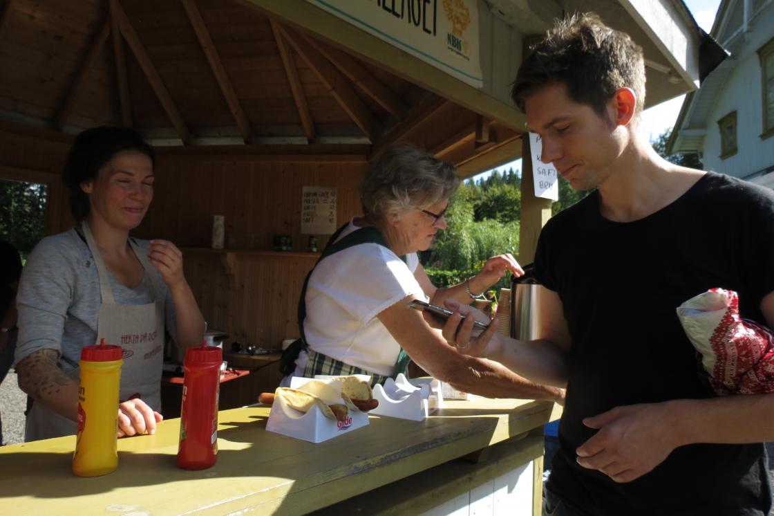 Ingvild Stomsvik og Astrid Tronrud serverer rømmegrøt fra Paviljongen