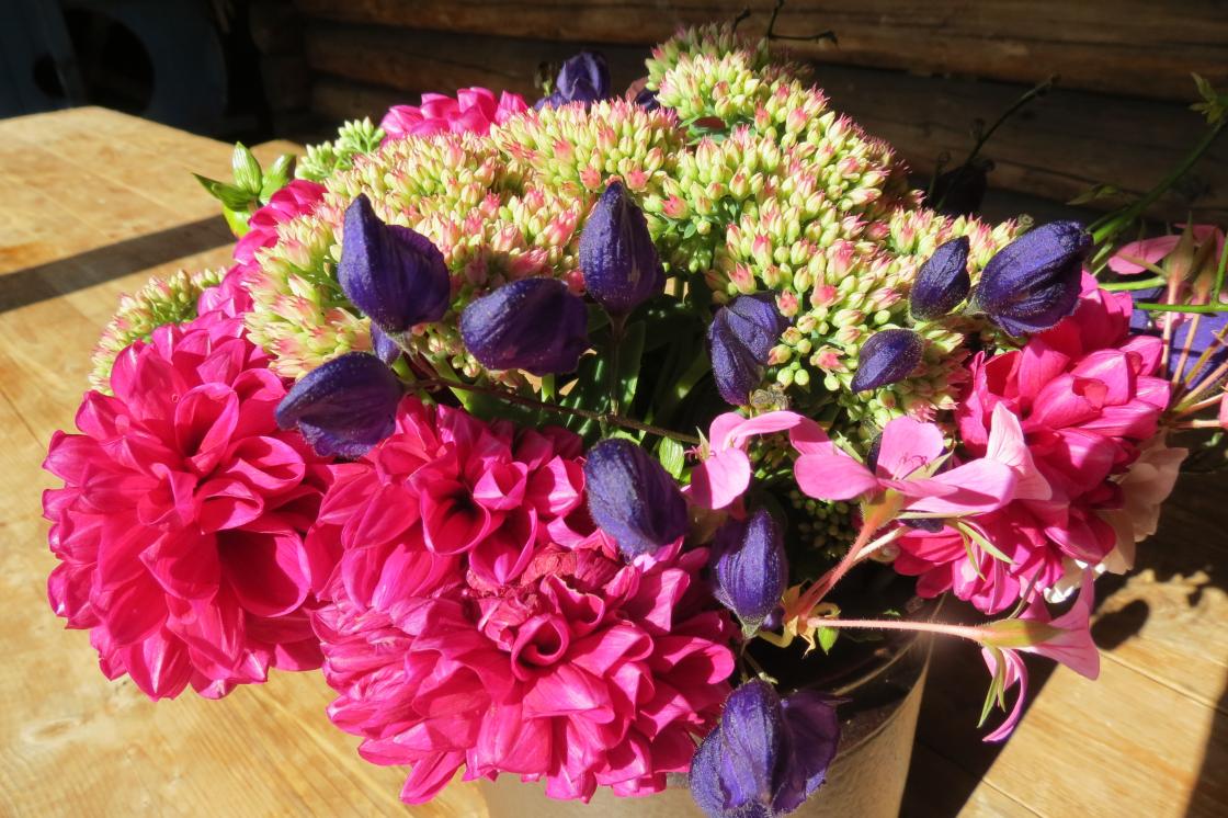 Vakker bordpynt på Låvekafeen