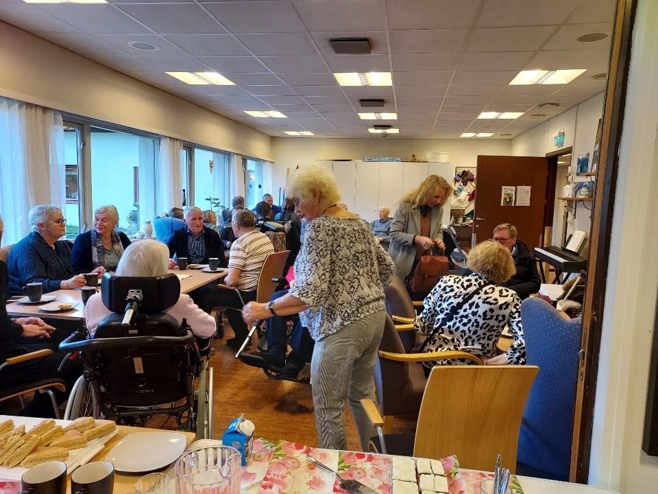 Mykje folk møtte opp etter kyrkjetid,og dei kosa seg med ein prat.