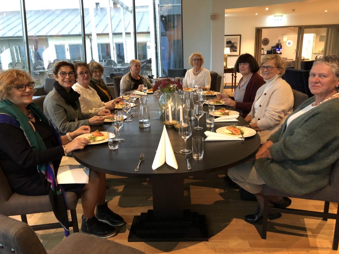 Styret i Vbk saman med Jorun Henriksen og leiaren i M&amp;amp;R Bygdk., Liv Borghild Hildre.