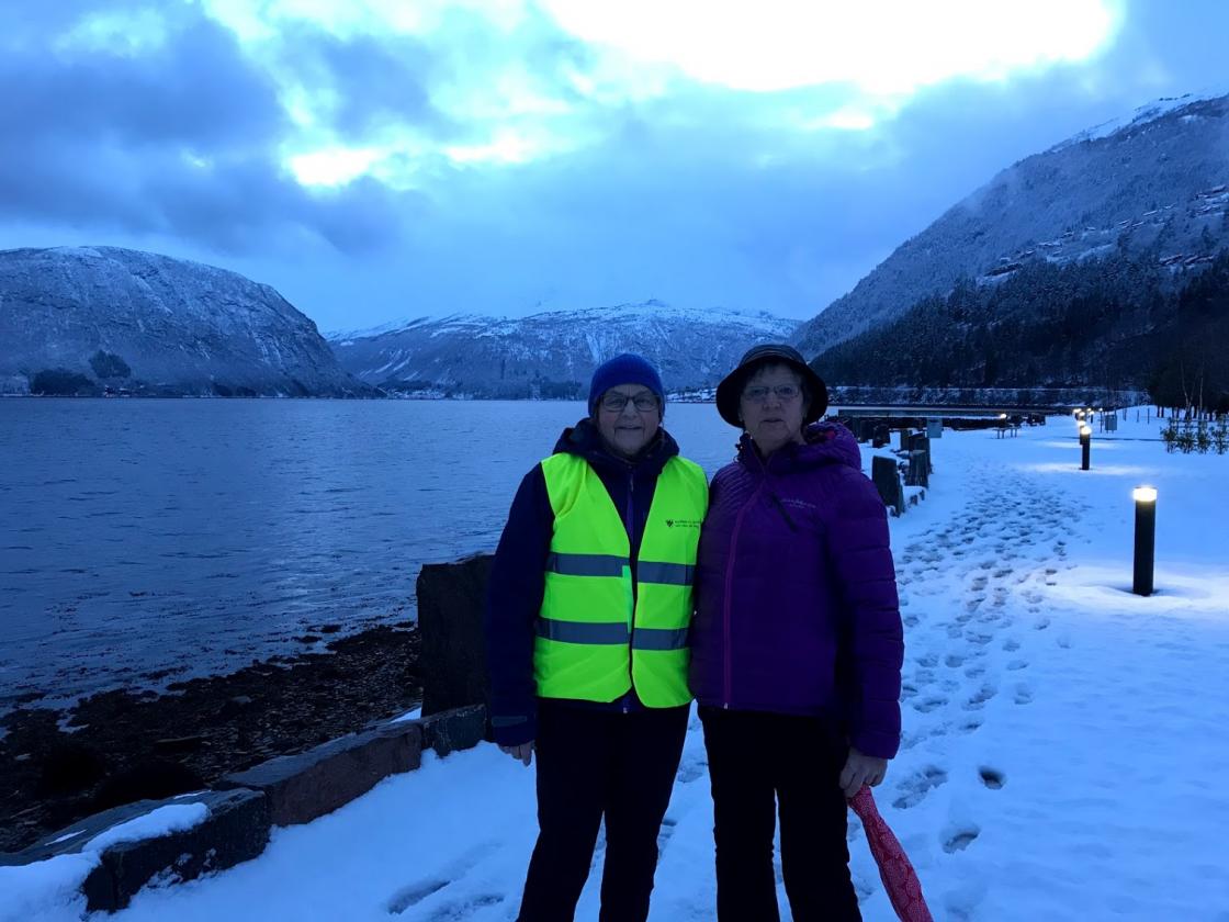 Solveig og Judith på Strandpromenaden.