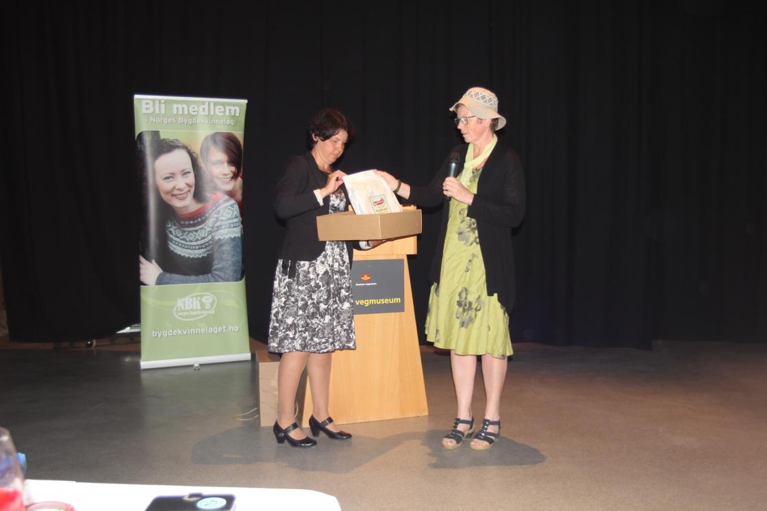 Hanne Mette fra Tretten og Anne-Berit fra Øyer hadde med gave til OBK. Håndverksmat fra Øyer og omheng.