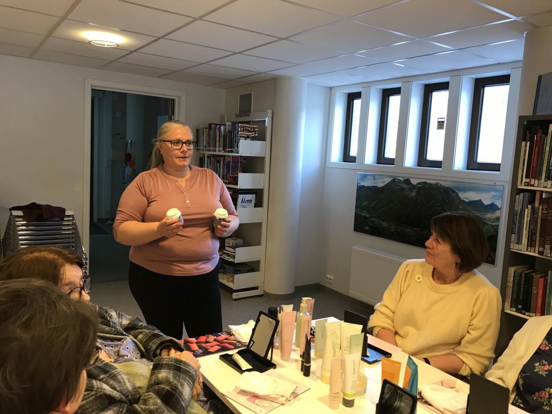 Camilla Holebakk fortalde om hudpleieprodukt frå Mary Kay.